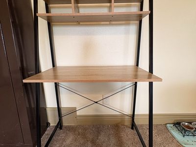 Modern Desk with Hutch Shelf – Great Condition