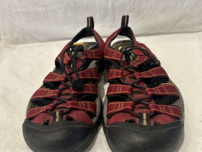 Keen Women’s Size 7.5 Deep Red WP Hiking Sanndals