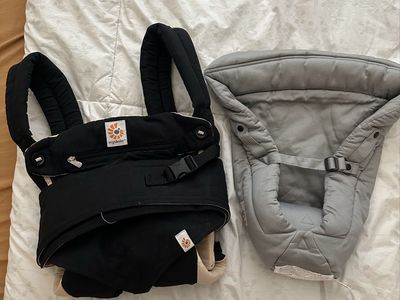 Ergobaby Omni Classic Baby Carrier Pure Black 4-Position with Infant Insert 0-48 Months (7-45 lbs)