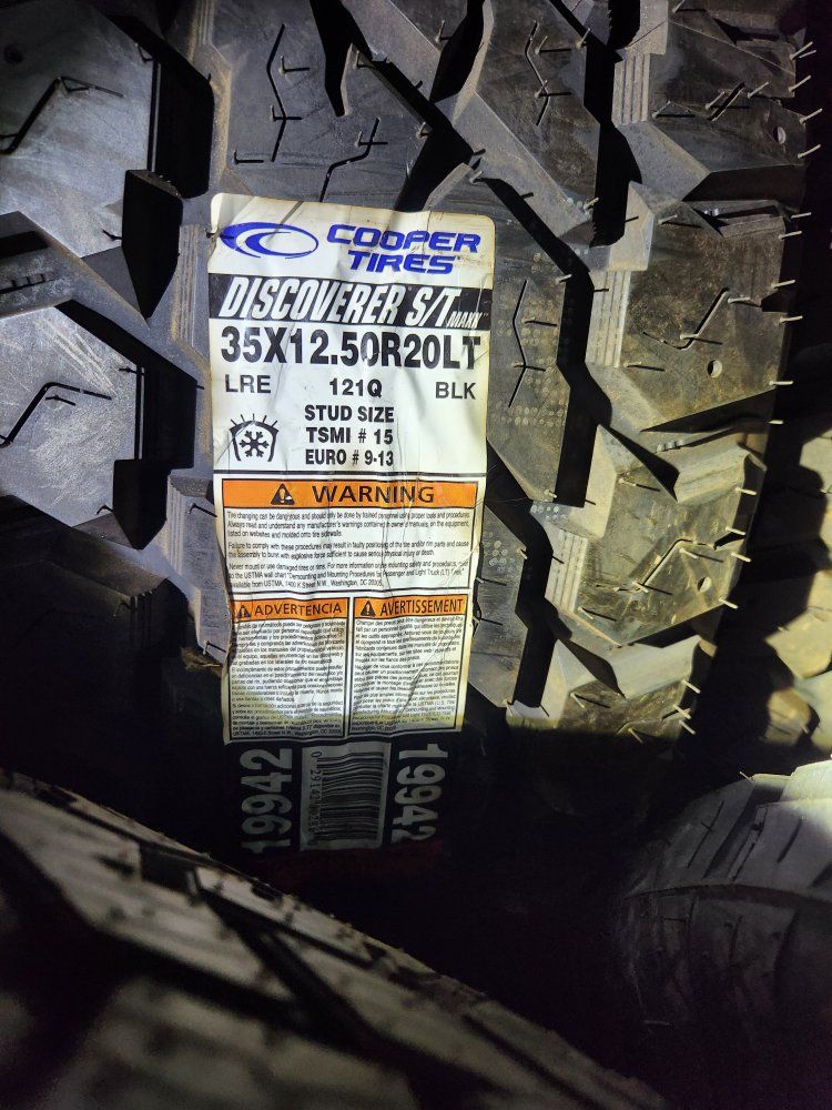 35x12.50r20 cooper discoverer st maxx