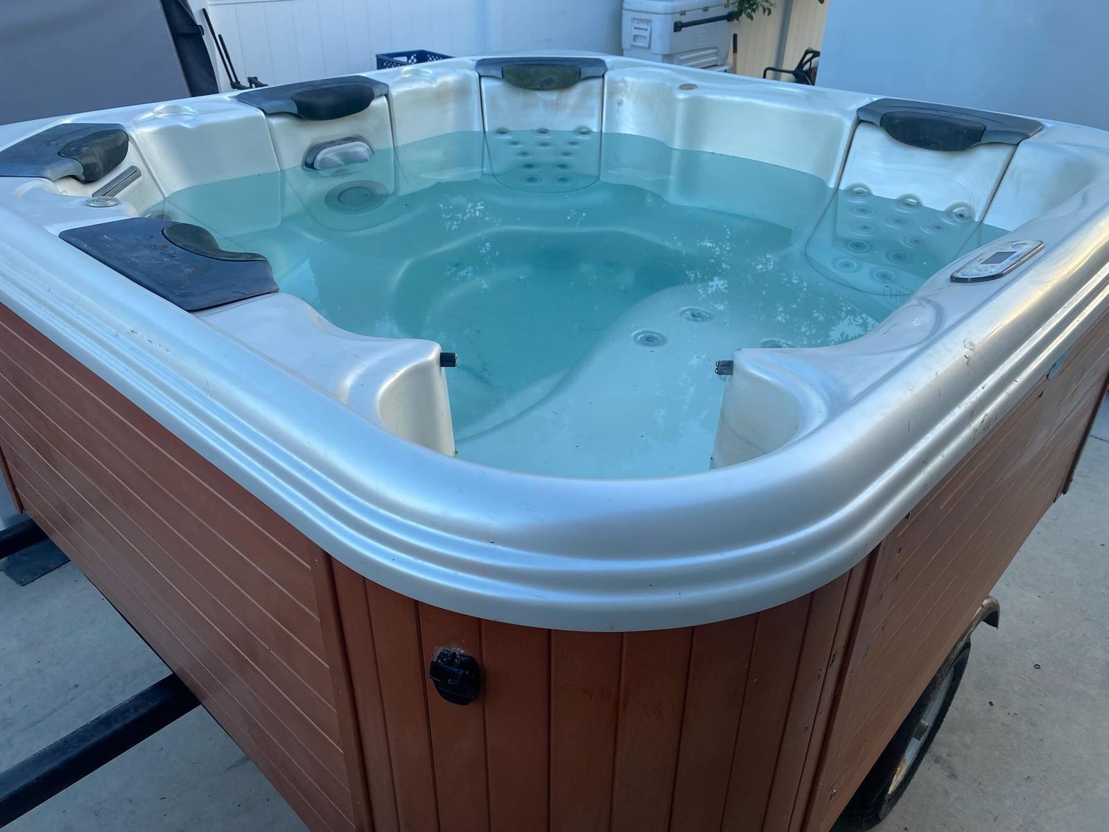 Bullfrog 562 Hot Tub - Spa w/ 5 Seating Options, Spa Cover, Cover Lifter & Free Delivery