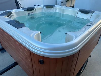 Bullfrog 562 Hot Tub - Spa w/ 5 Seating Options, Spa Cover, Cover Lifter & Free Delivery
