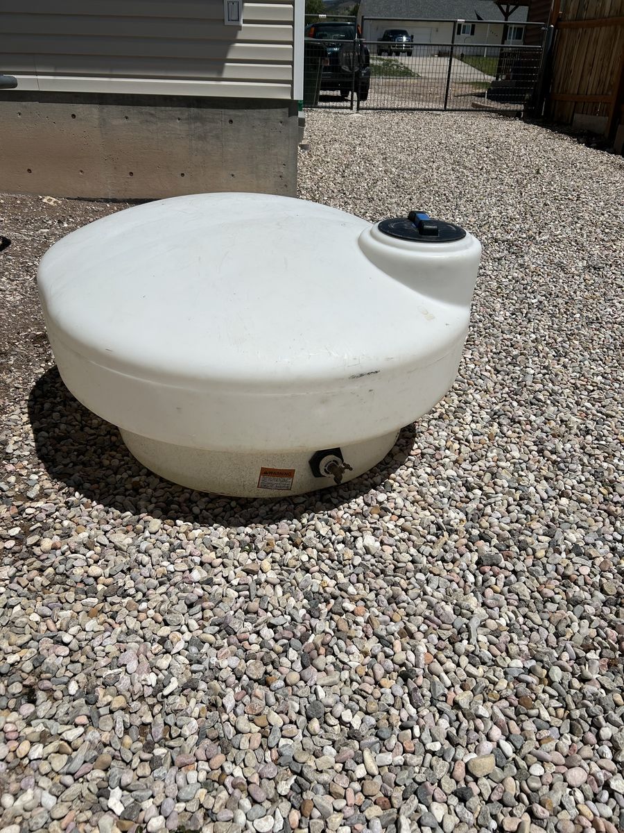 Portable water tank