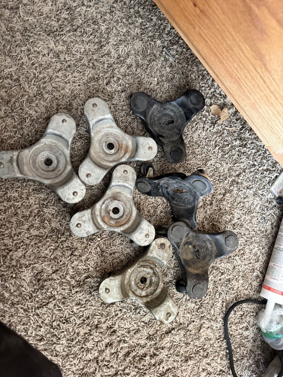 Three wheel shop casters