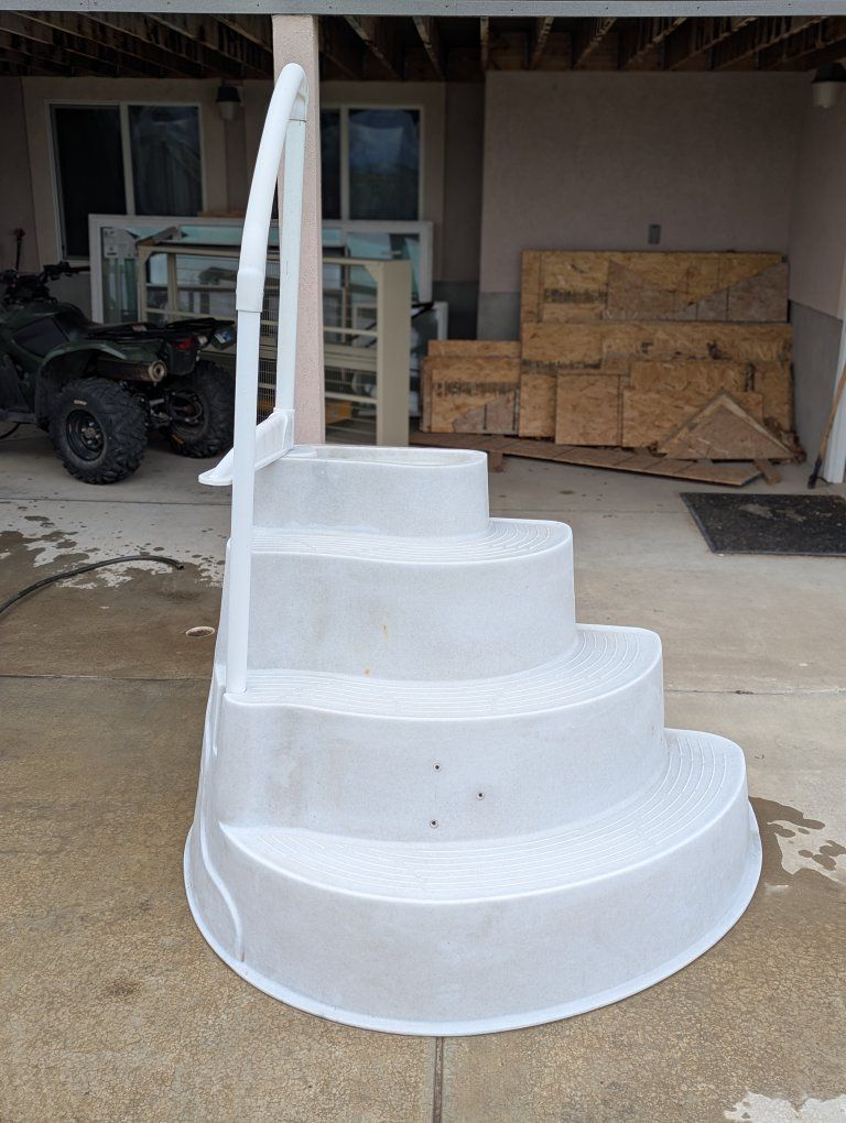 Lumi-o pool stairs
