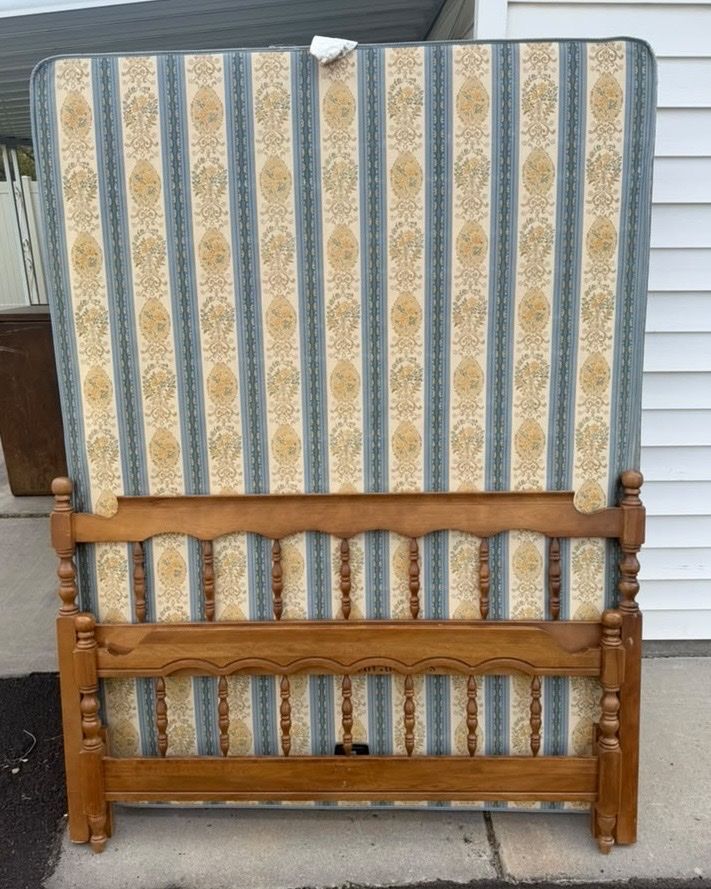 Cute queen Bedframe 