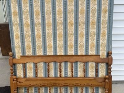 Cute queen Bedframe