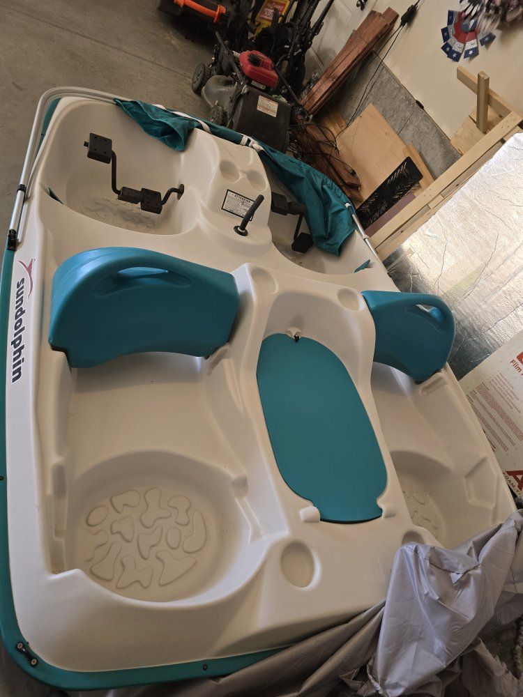 sun dolphin 5 seater peddle boat