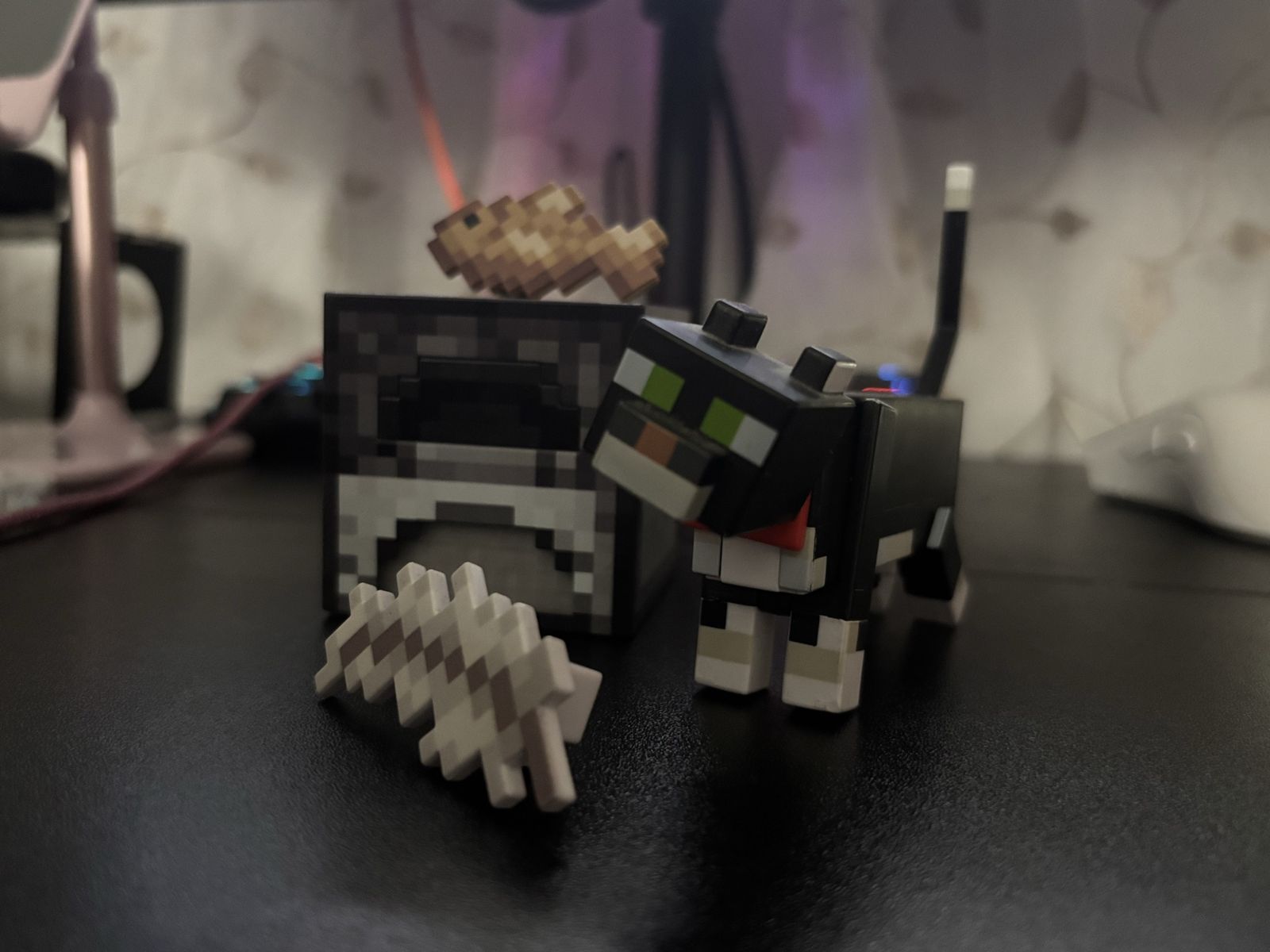 Mattel Minecraft Diamond Level Tuxedo Cat Action Figure Set with Light-Up Furnace