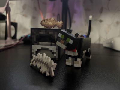 Mattel Minecraft Diamond Level Tuxedo Cat Action Figure Set with Light-Up Furnace