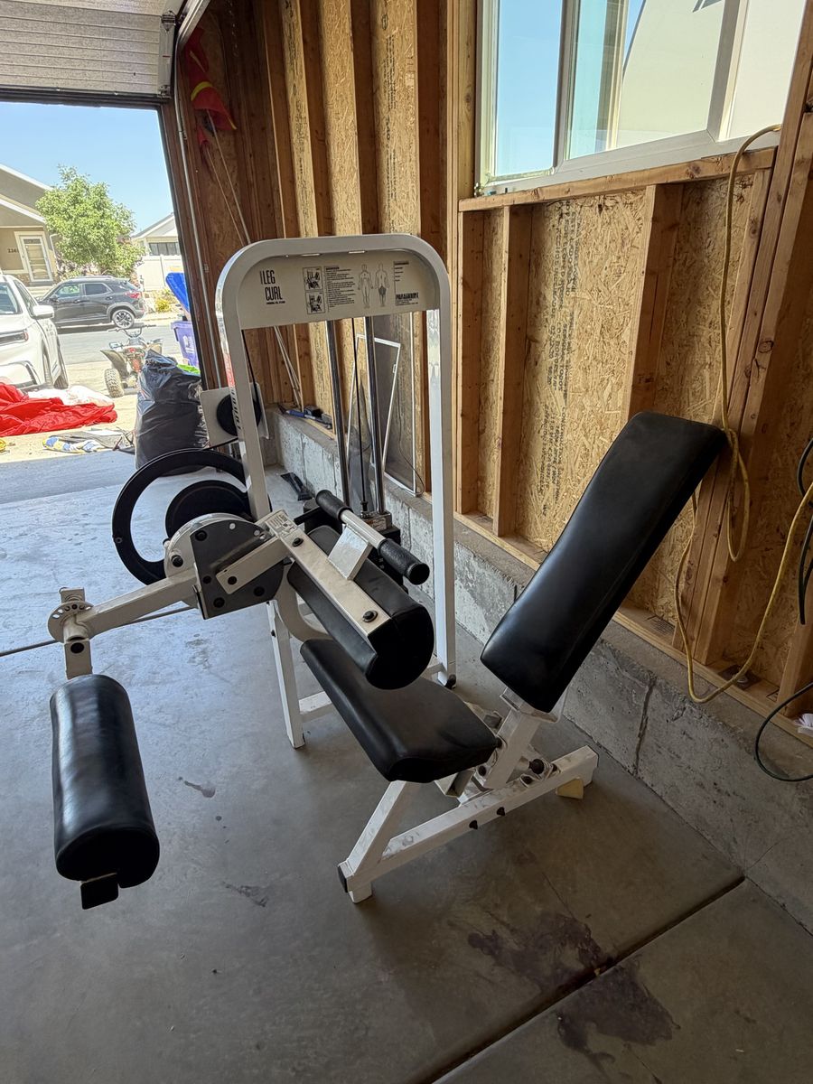 Leg curl machine