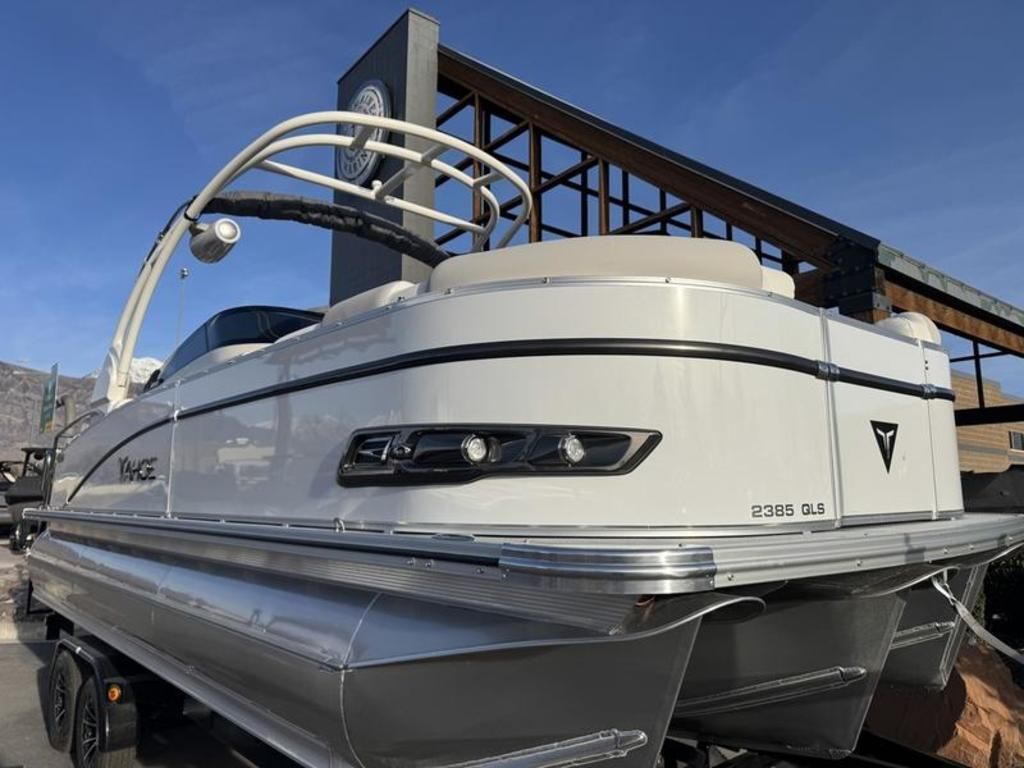 2026 Avalon Catalina Quad Lounger Shift Windshield 23 FT