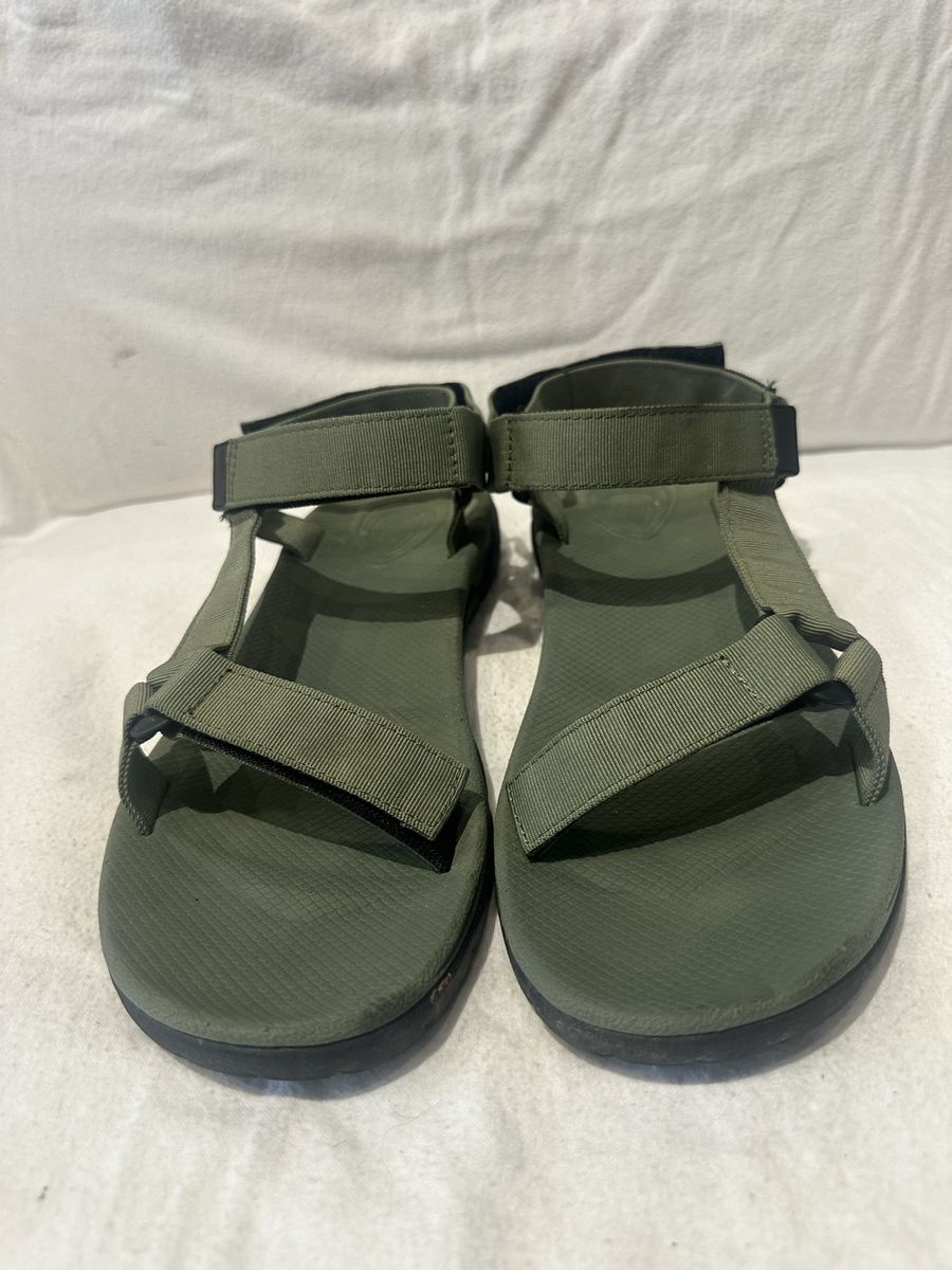 No brand men’s size 10 olive green Teva style sandals