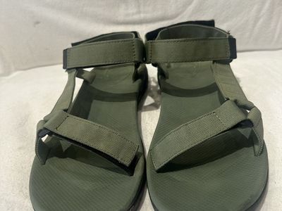 No brand men’s size 10 olive green Teva style sandals