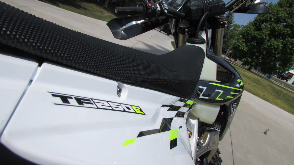 2026 Triumph TF 250-E Jet Black/Pure White