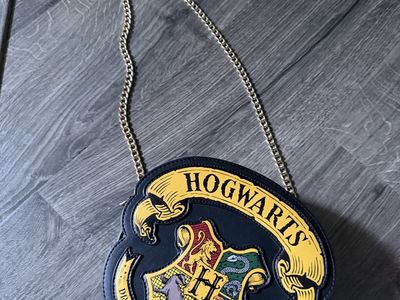 Harry Potter Hogwarts Crest Round Crossbody Bag with Gold Chain