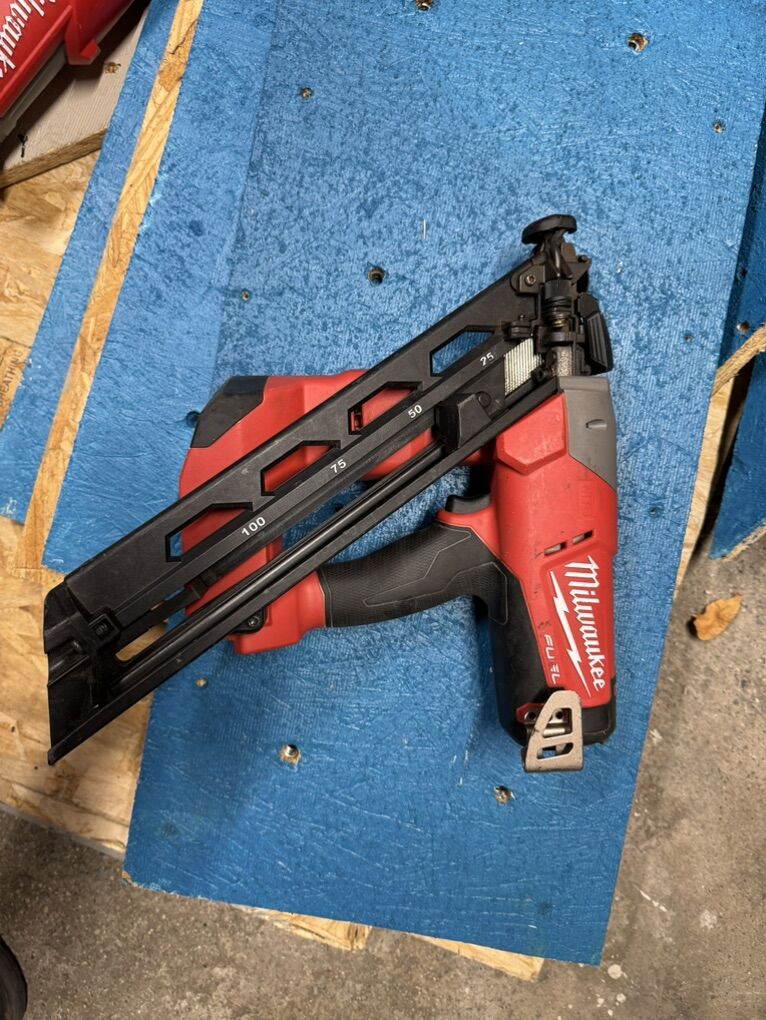 M18 Milwaukee Finish Nail Gun