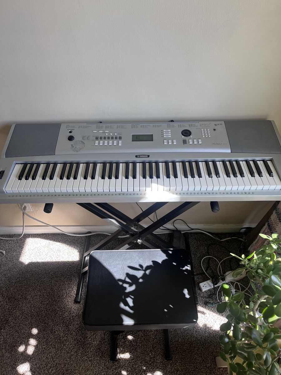 Yamaha DGX-220 Keyboard