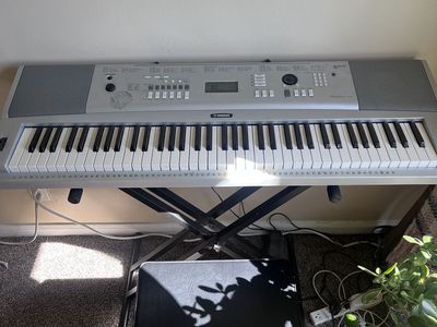 Yamaha DGX-220 Keyboard
