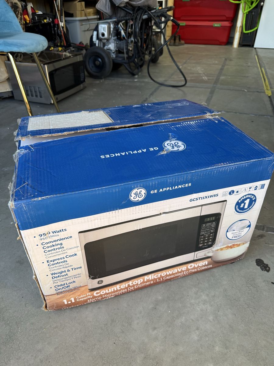 GE Appliances GCS11TWXSS 1.1 cu ft 950W Countertop Microwave Oven - New in Box