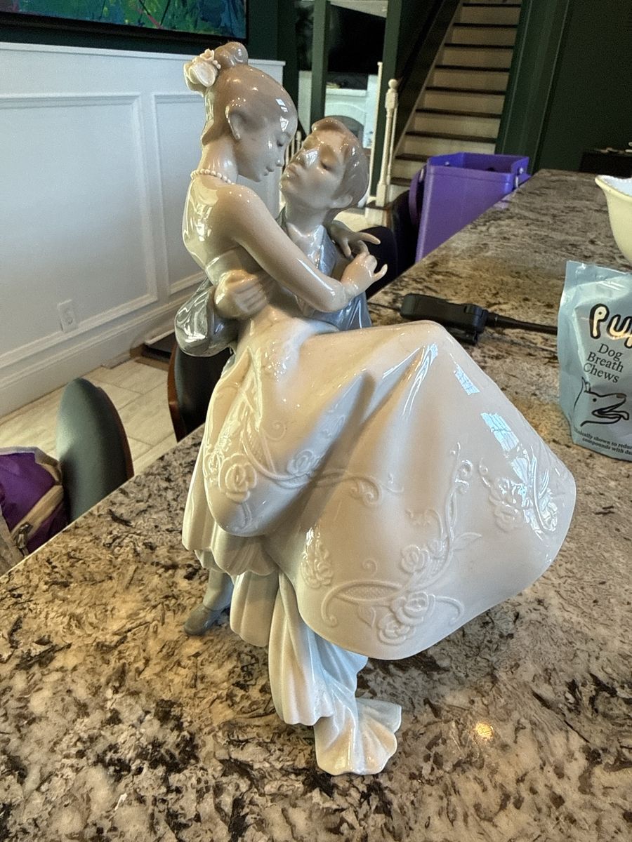 Lladró Porcelain Wedding Kiss Figurine - 01006575 Bride & Groom Statue - Used