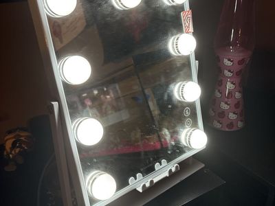 Bluetooth light-up phone charging mirror