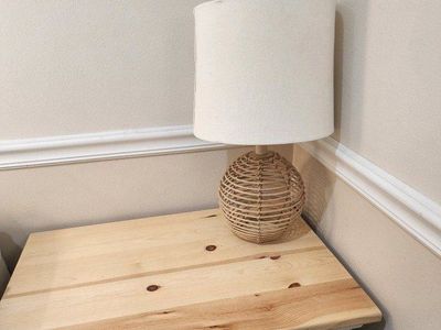 2 bedside lamps