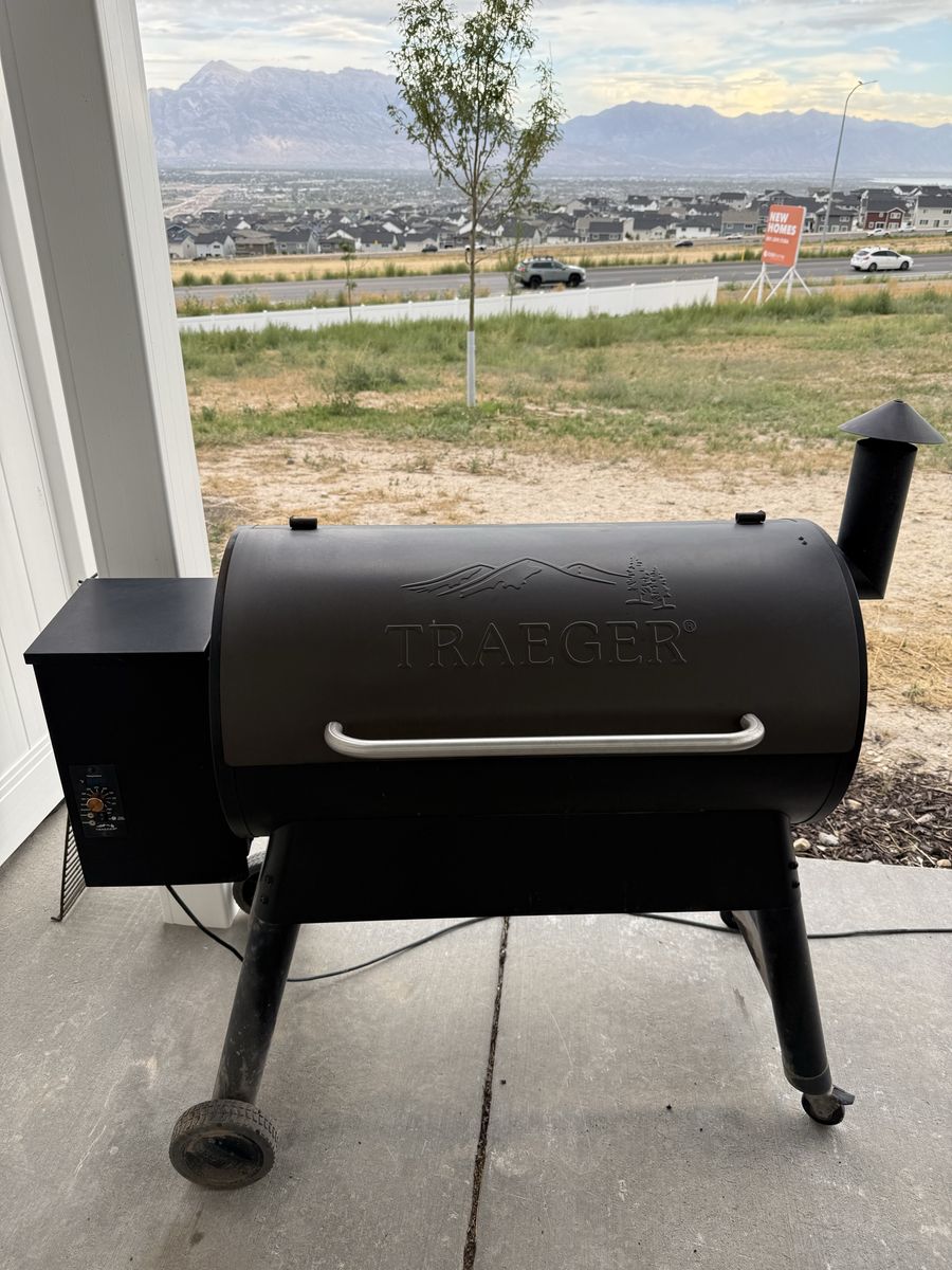 Traeger Pro 34 Pellet Grill and Smoker - Bronze/Black