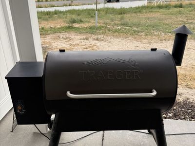 Traeger Pro 34 Pellet Grill and Smoker - Bronze/Black