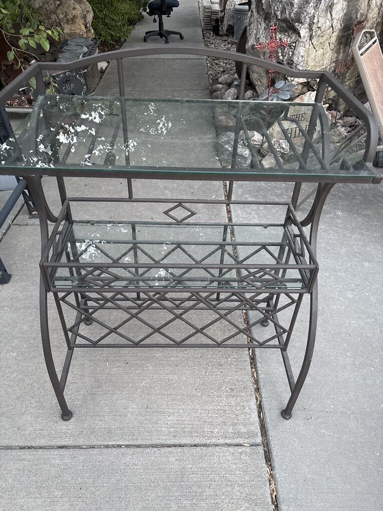 Rod, iron and glass wine holder