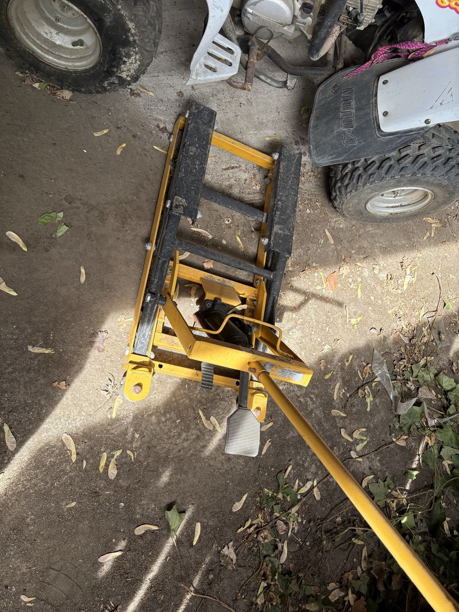 ATV hydraulic lift