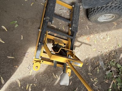 ATV hydraulic lift