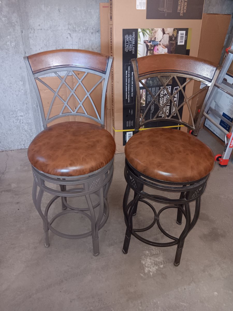 2 Swivel Bar Stools