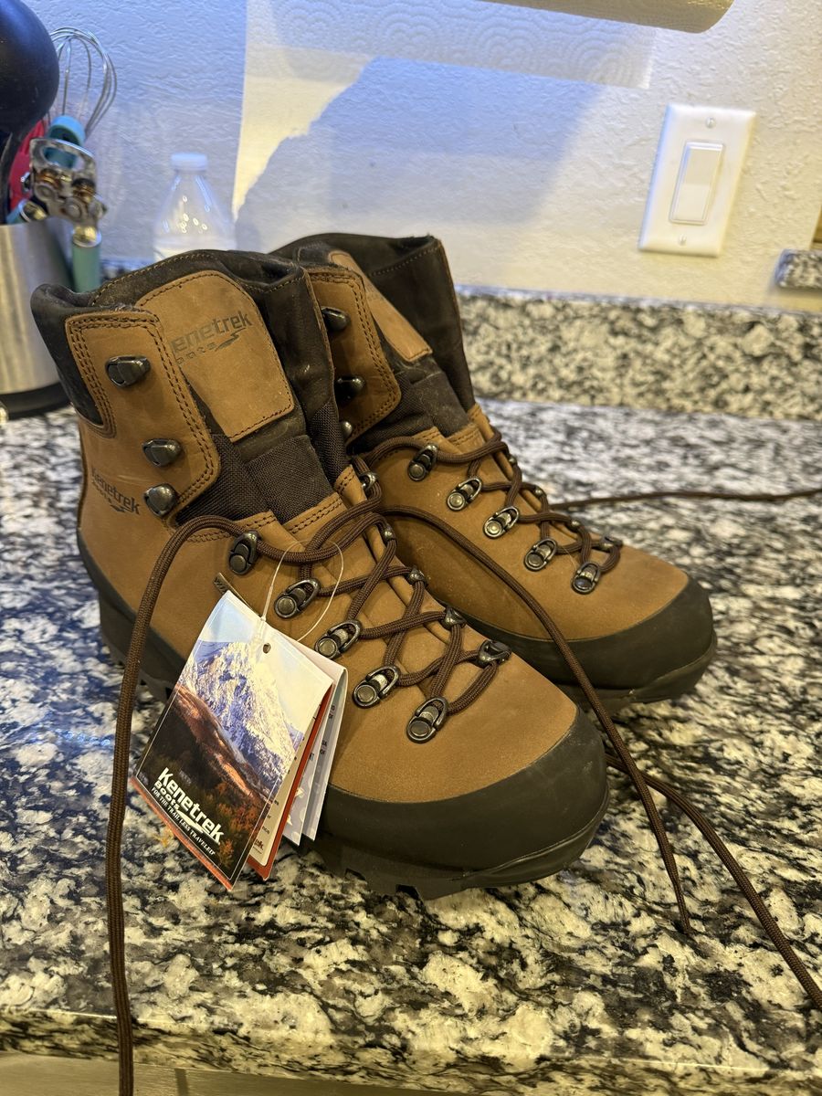 Brand new Kenetrek boots