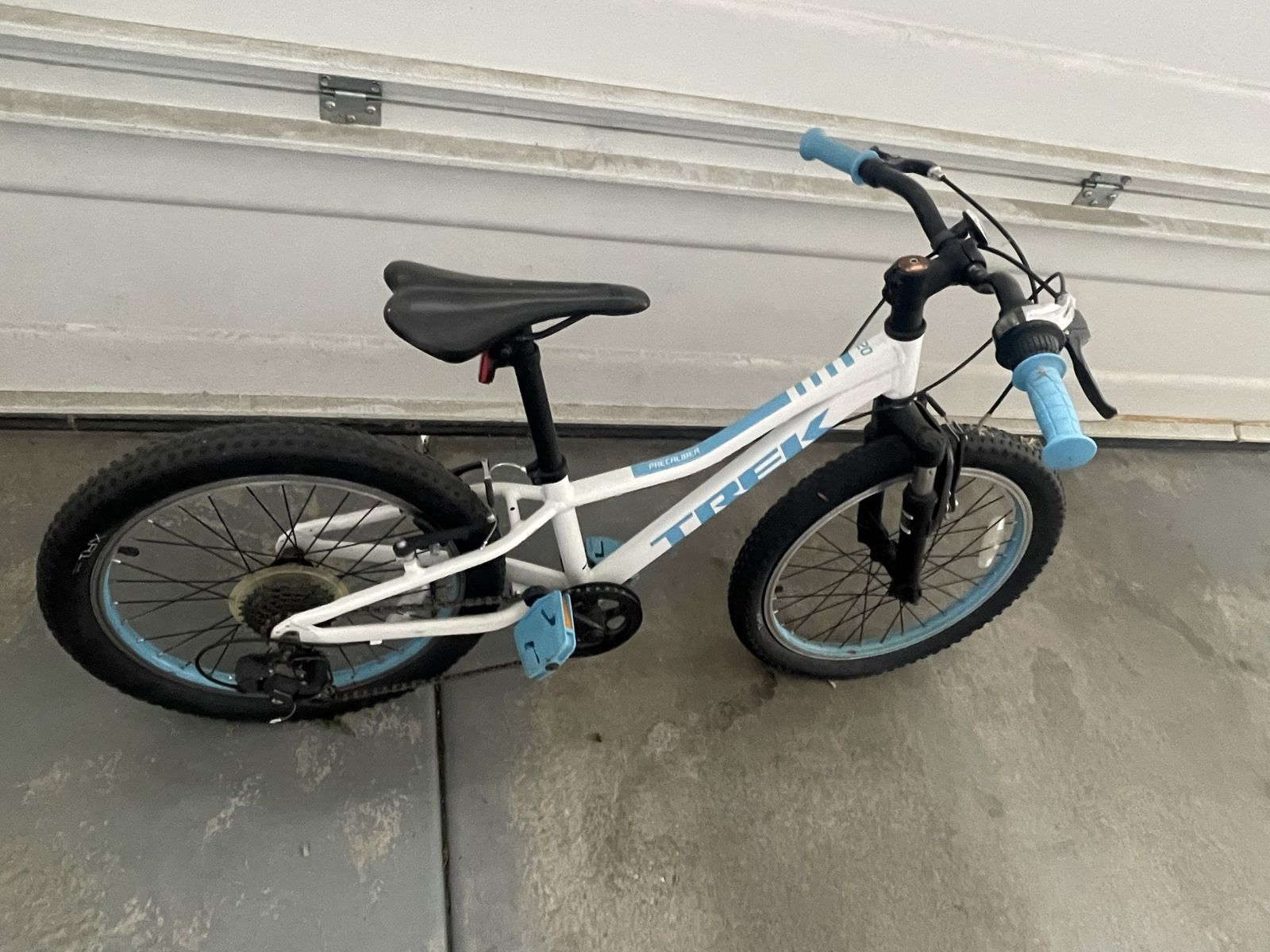 Trek Precaliber 20 Kids' Mountain Bike - White/Blue, 20-inch Wheels