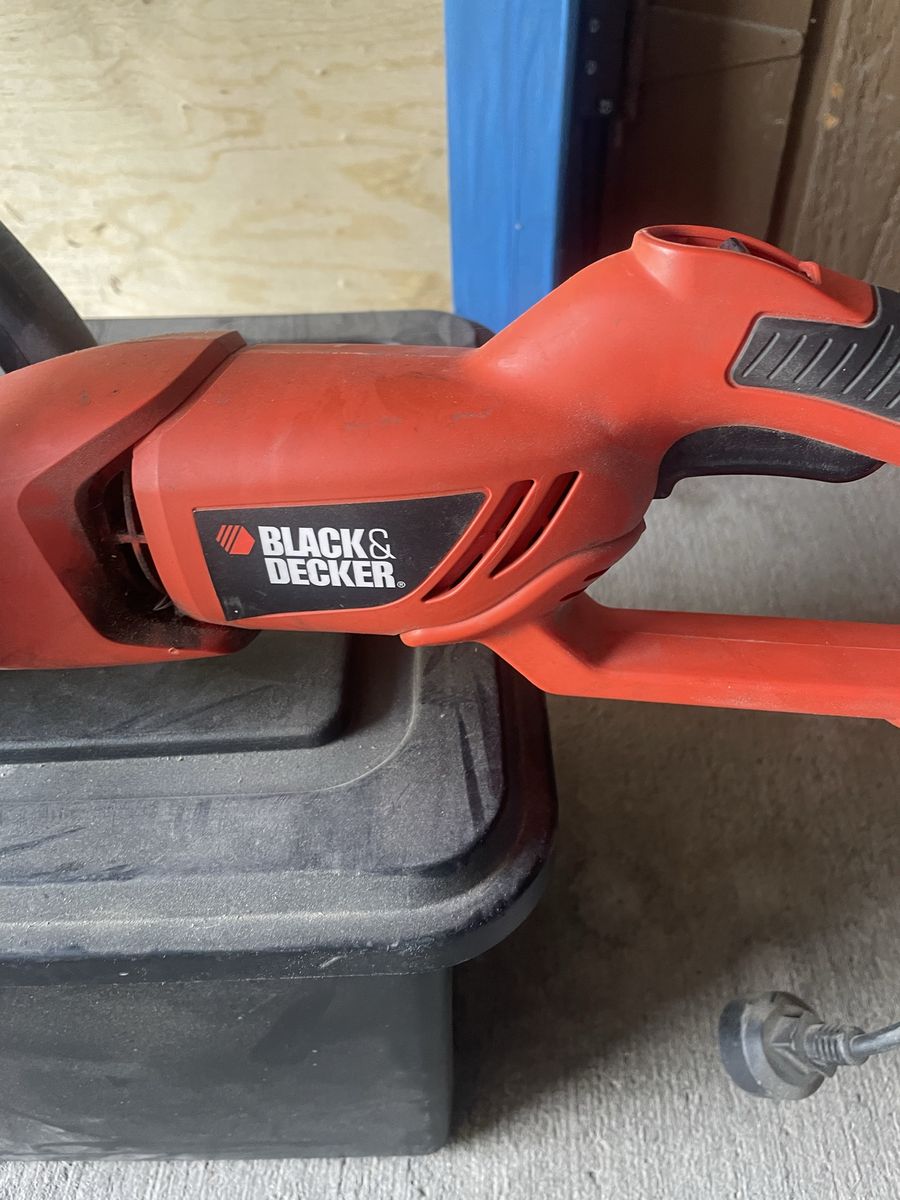 BLACK+DECKER 24 in. 3.3 Amp Corded Electric Hedge Hog Trimmer w/ Rotating Handle