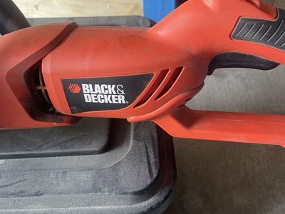 BLACK+DECKER 24 in. 3.3 Amp Corded Electric Hedge Hog Trimmer w/ Rotating Handle