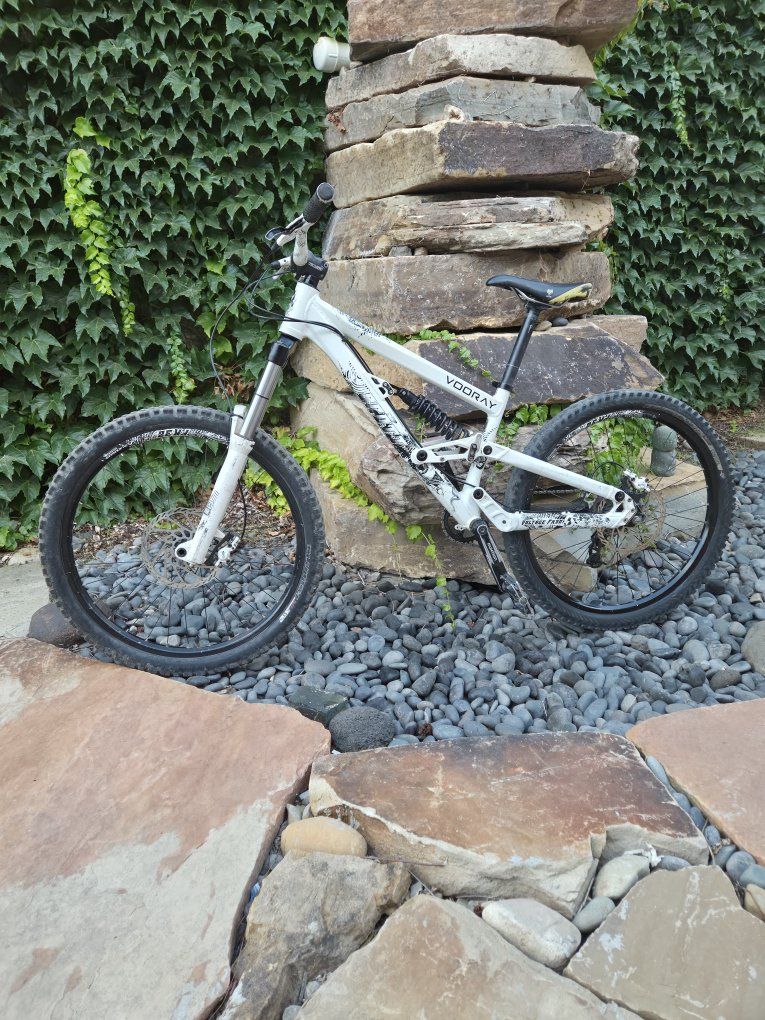 Scott Voltage FR 30 Full Suspension Mountain Bike - White/Black, Truvativ Stem, Made in Taiwan