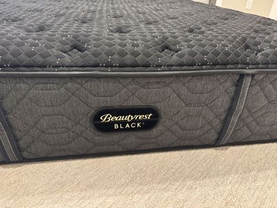 Like-New King Size Beautyrest Black Luxury Mattress - Barely Used! Premium Comfort & Cooling