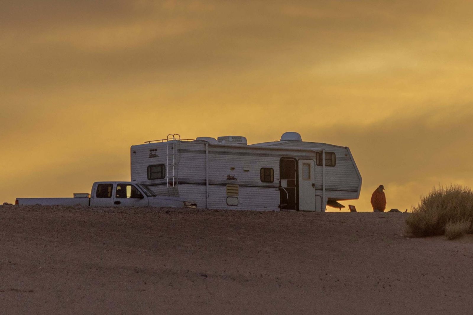 30 Foot Deluxe 5th Wheel Sleeps Four