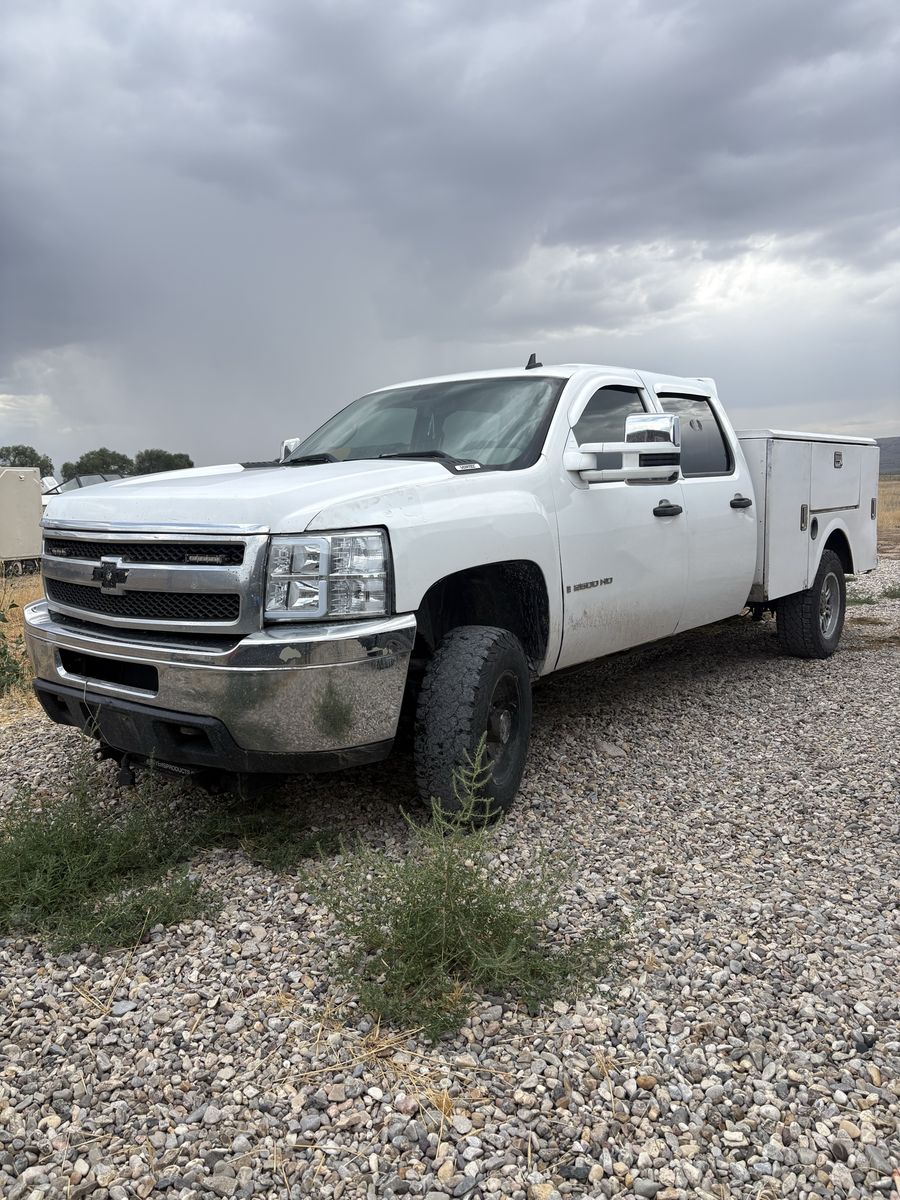 2008 Chevy 2500 service bed 