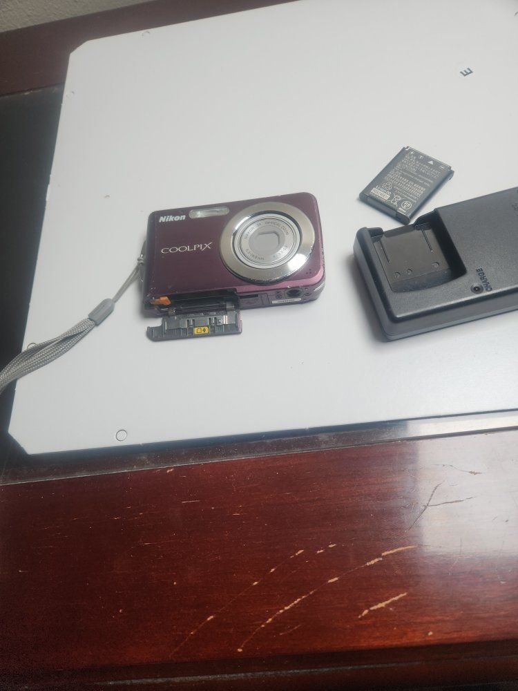 Nikon Coolpix S210 10.0MP Digital Camera Plum Purple & Battery, charger