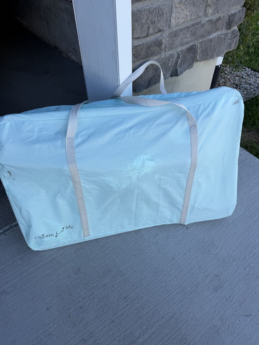 Dream On Me Bedside Sleeper / Bassinets in Light Blue Carry Bag