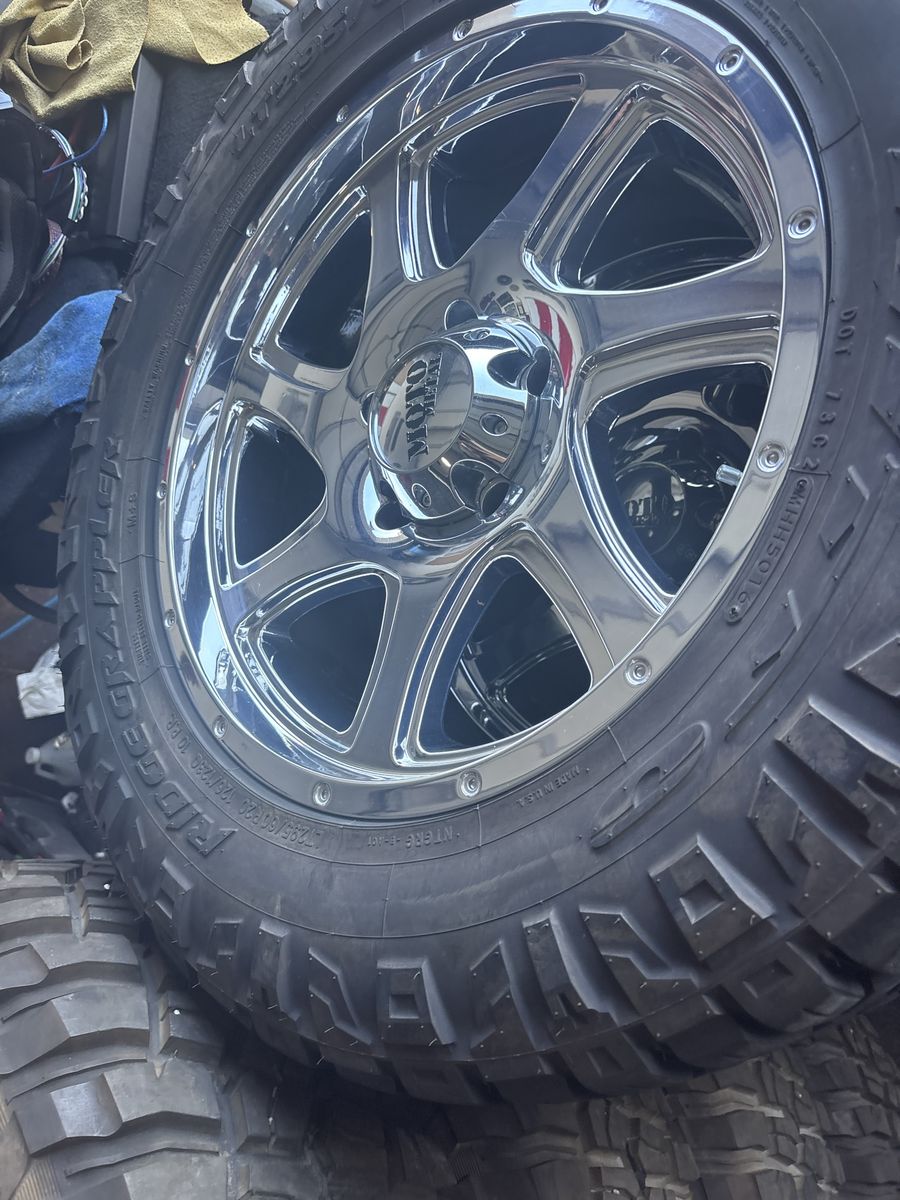 Moto Metal Chrome Wheels with Nitto Ridge Grappler Tires LT295/60R20