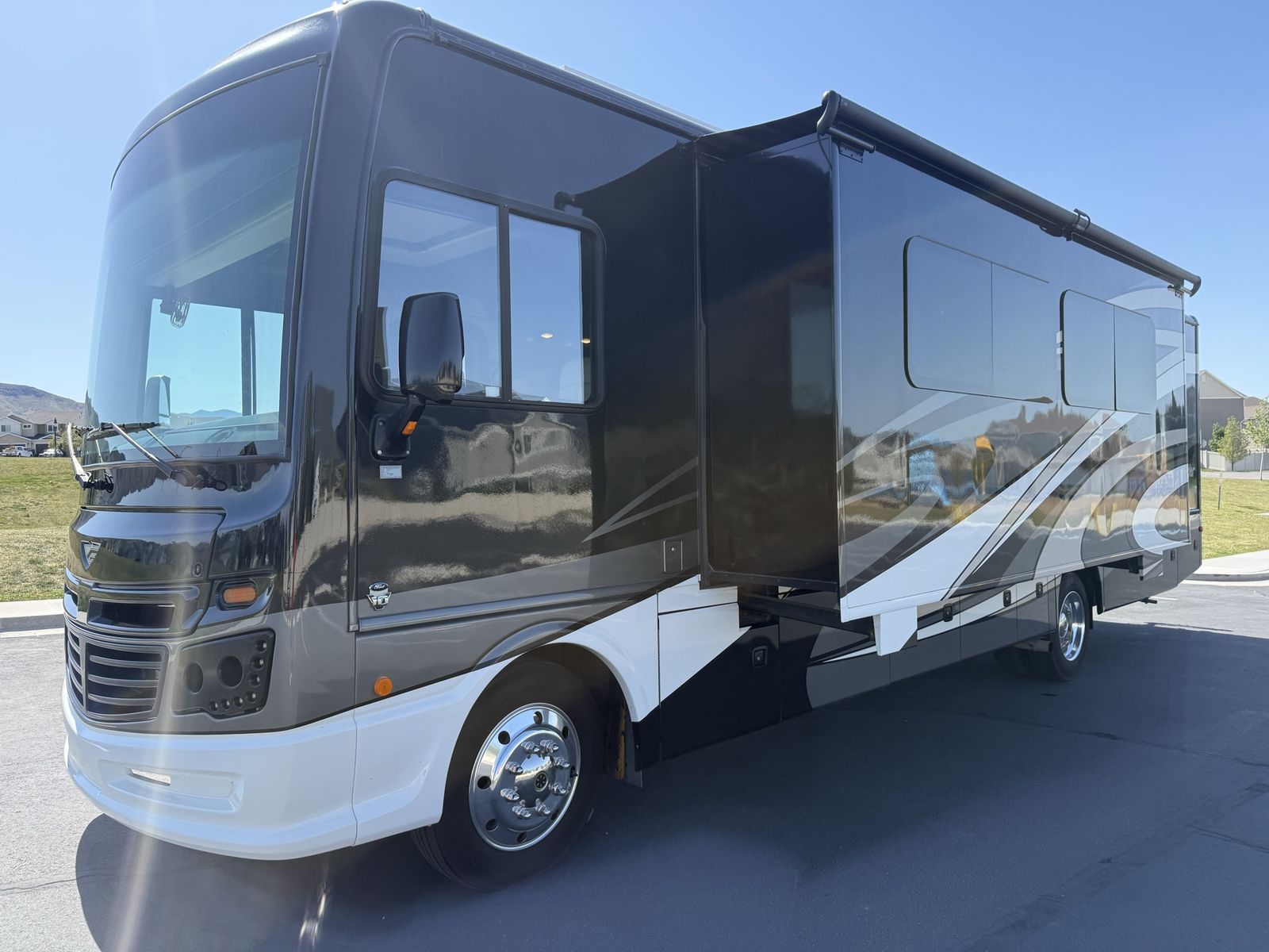 2019 Fleetwood Bounder 35K – Luxury Class A with Premium Off-Grid Package