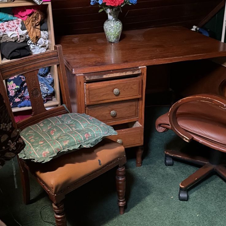 Free nice desk and chairs