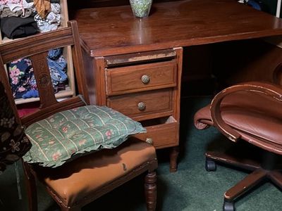 Free nice desk and chairs