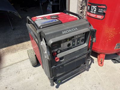 Honda EU7000is Fuel Injected Inverter Generator - 7000W 384 Hours