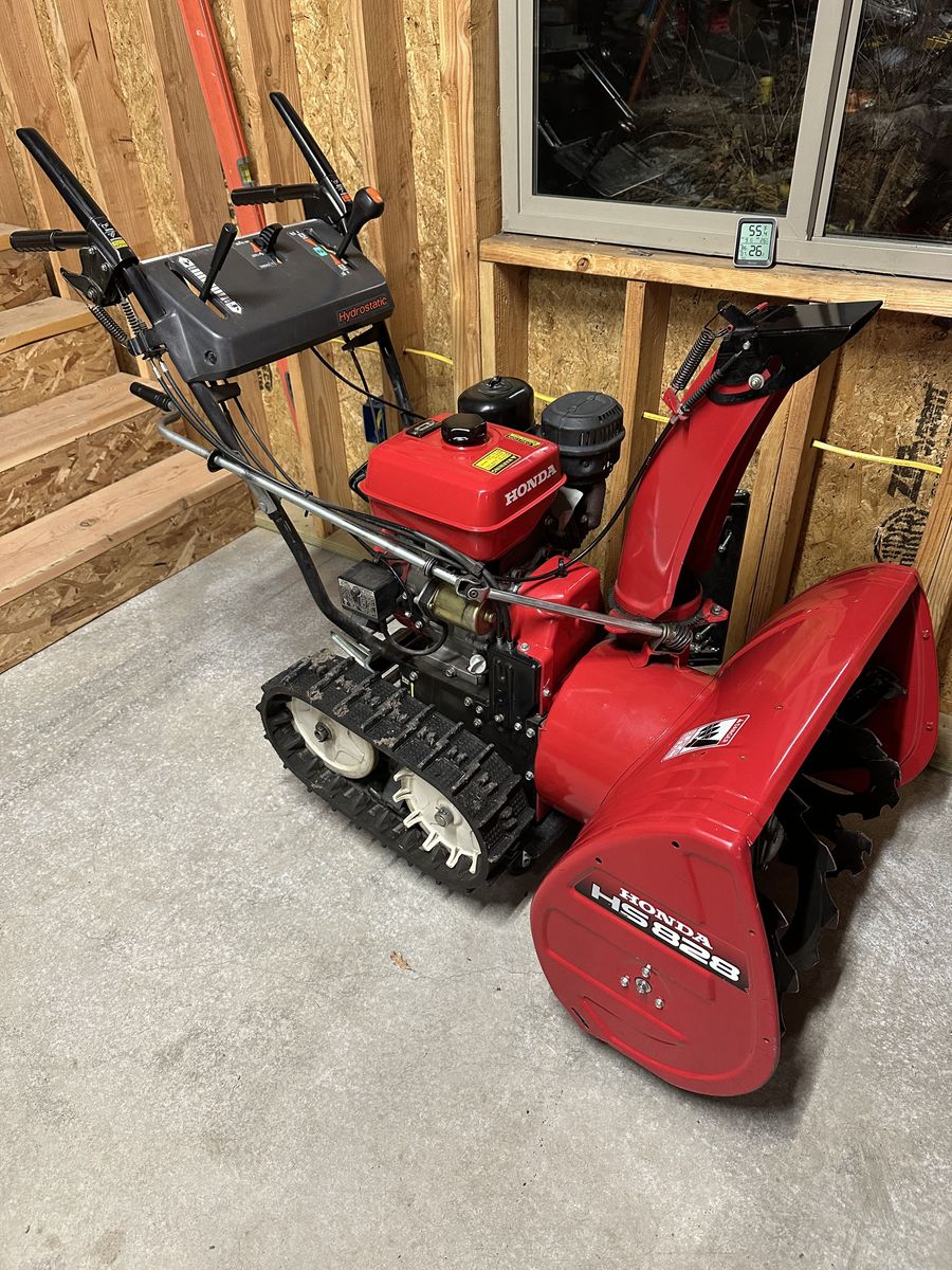 Honda HS828 Tracked Snowblower