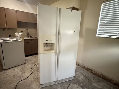 Free working side-by-side refrigerator